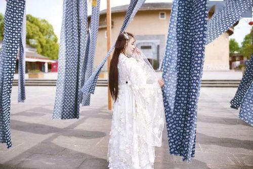 西安网红汉服小姐姐吃瓜,古风美食两不误