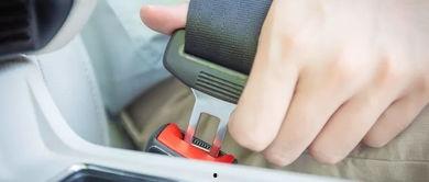 网约车后排眼镜女吃瓜,网约车里的吃瓜瞬间