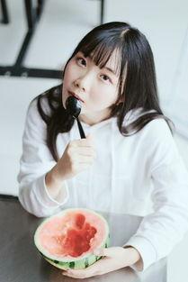 网红女孩拍照吃瓜是真的吗,真相揭秘还是炒作？